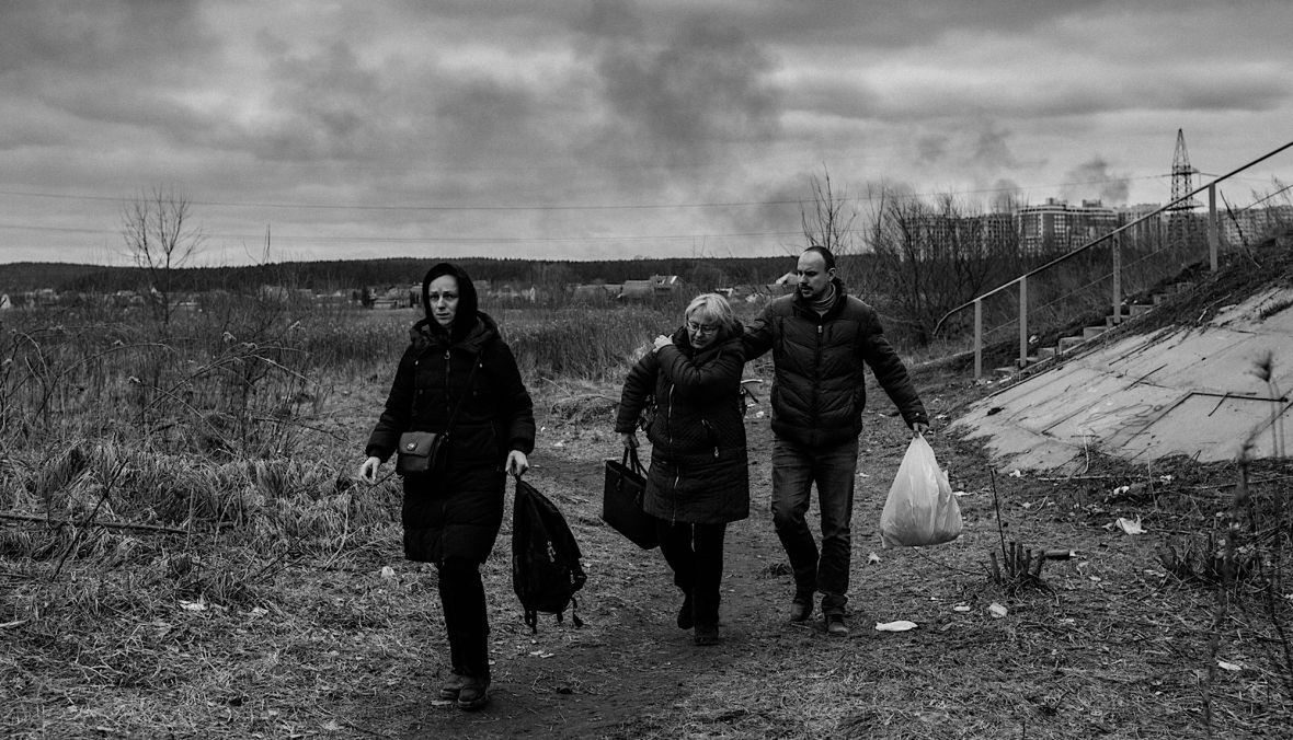 Kilka siatek to teraz cały dobytek uciekających. W tel dymy nad Irpieniem