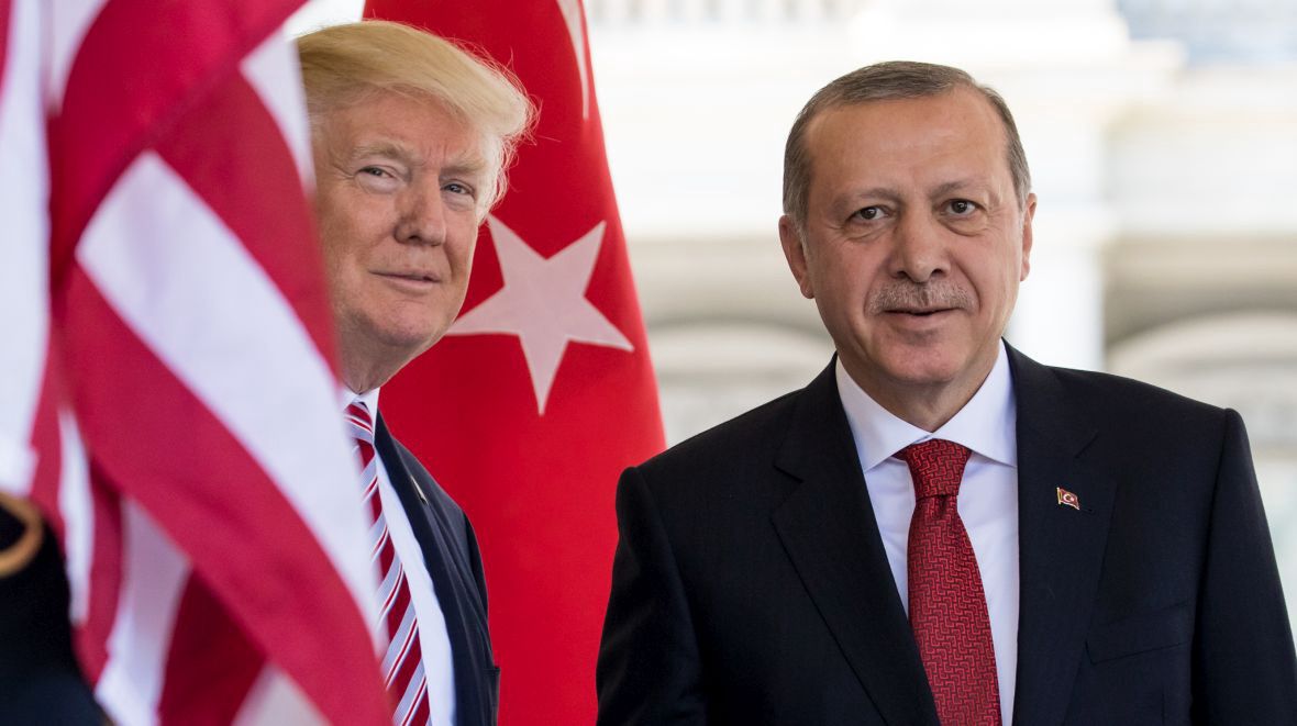 Prezydenci - Trump i Erdoğan. Dziennikarka została zwolniona, bo wskazała, że ich spotkanie w 2017 roku trwało zaledwie 23 minuty 