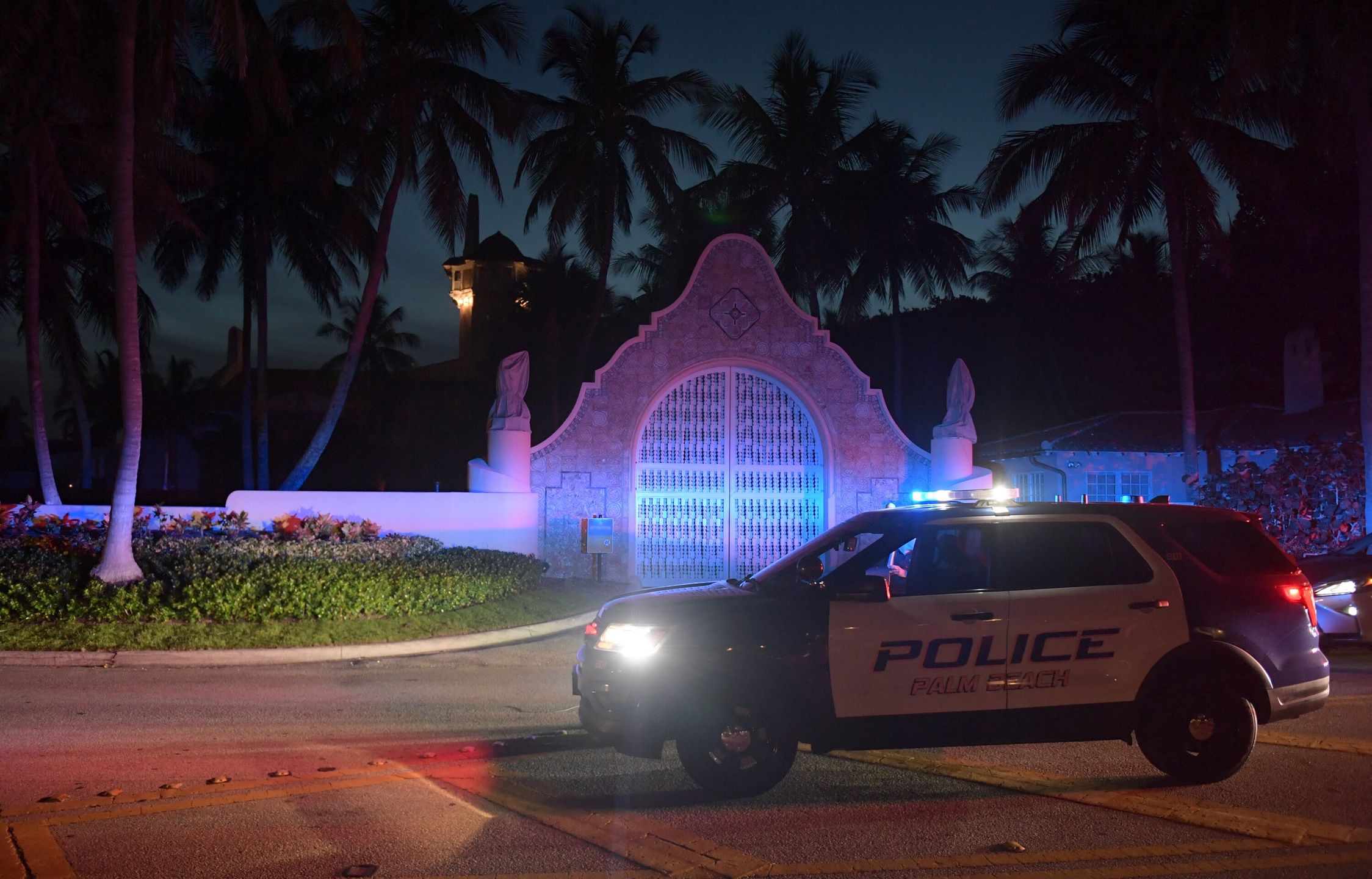 epaselect epa10112024 Authorities stand outside Mar-a-Lago, the residence of former president Donald Trump, amid reports of the FBI executing a search warrant as a part of a document investigation, in Palm Beach, Florida, USA, 08 August 2022. EPA/JIM RASSOL Dostawca: PAP/EPA.