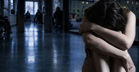Nagą kobietę przypięto do łóżka. "Nagranie jest wstrząsające"