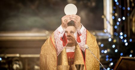 Jest odpowiedź na pozew Janusza Szymika. Chcą sprawdzić orientację seksualną ofiary