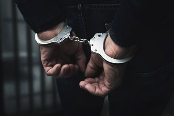 Seniorka oszukiwała seniorów. Pomagali jej taksówkarze