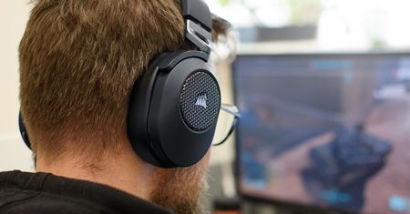 Dostałem słuchawki w czarnej skrzynce lotniczej i sprawdzam, czy warto je kupić. Test Corsair HS65 Surround
