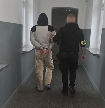 Kierowca dał dokument ubrudzony białym proszkiem. I się zaczęło