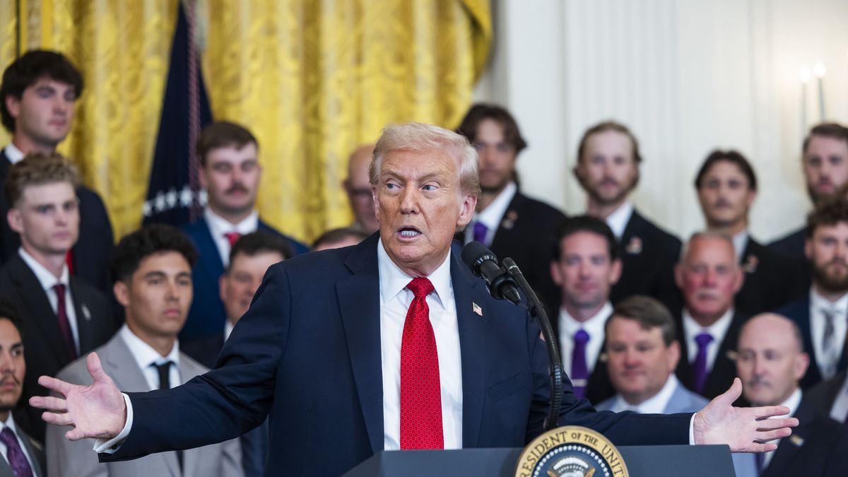US President Donald Trump honors the Louisiana State University (LSU) and LSU Shreveport championship baseball teams in the East Room of the White House in Washington, DC, USA, 20 October 2025. EPA/JIM LO SCALZO Dostawca: PAP/EPA.