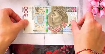 Tak elegancko zapakujesz pieniądze na prezent. Prosty sposób