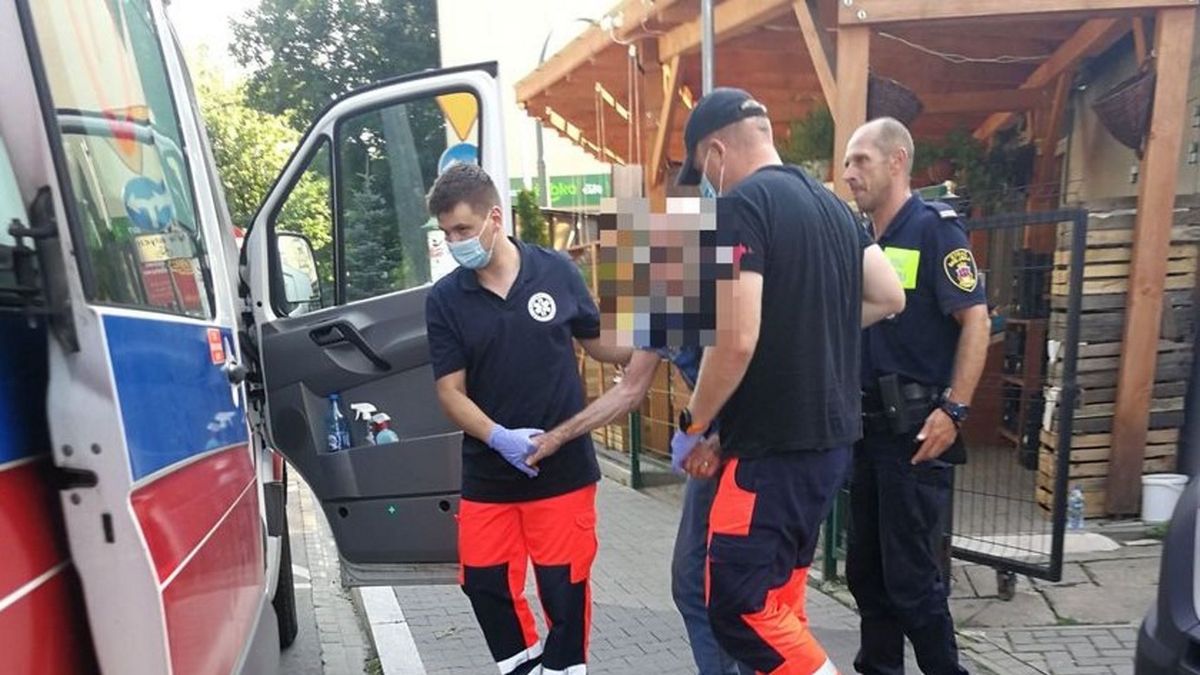 Strażnicy wyciągnęli starszego mężczyznę z  nagrzanego auta. 