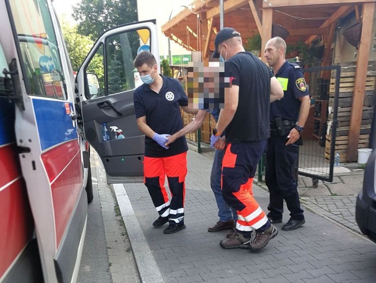 Strażnicy wyciągnęli starszego mężczyznę z  nagrzanego auta. 