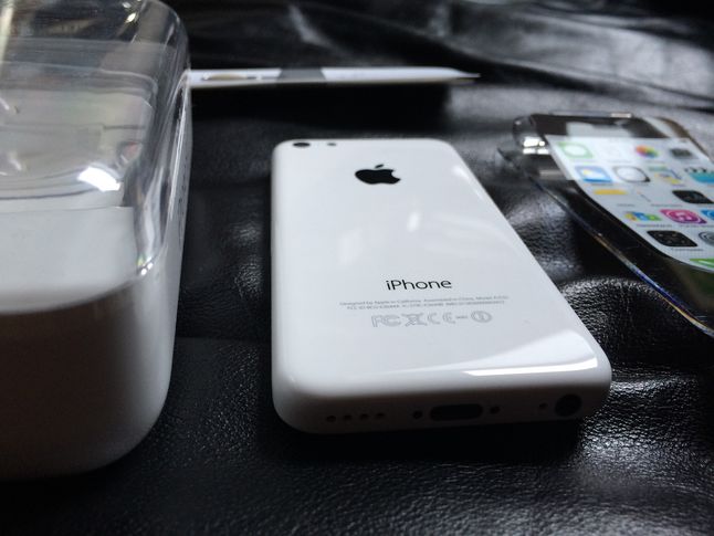 Biały, plastikowy iPhone 5C. Zapomniany, acz uroczy (Pixabay)