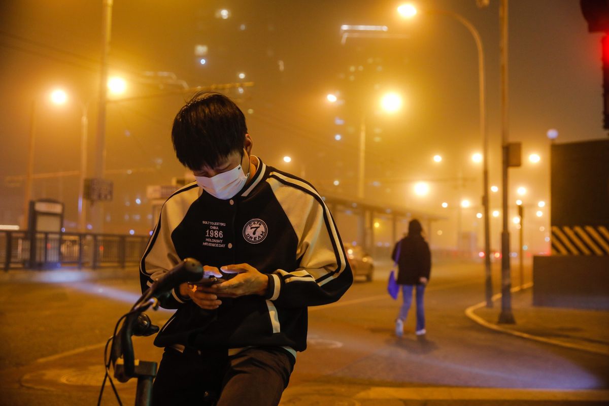 Ulice chińskich miast spowiła żółto-pomarańczowa aura 