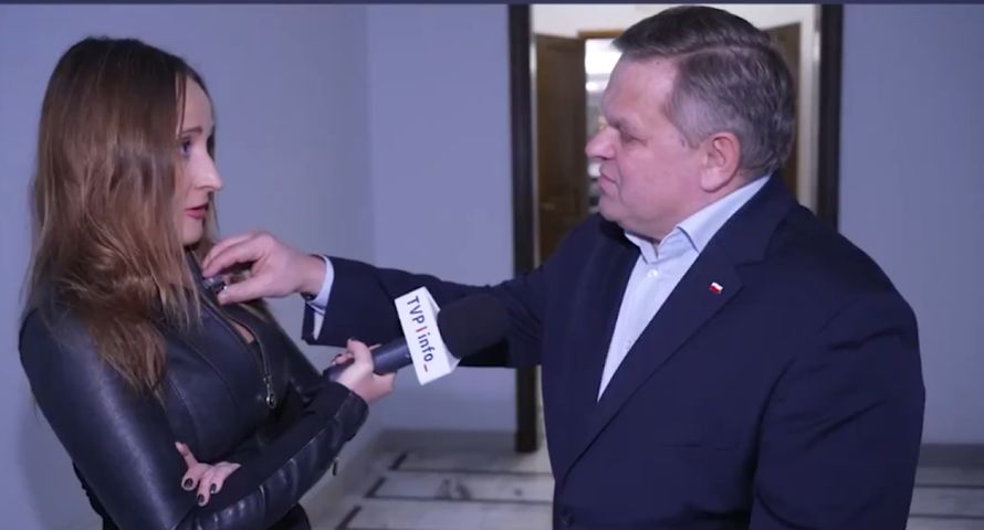 Senator PiS chwycił za mikrofon przy kurtce Justyny Dobrosz-Oracz. Teraz ma przeprosić