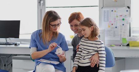 Nowe rekomendacje Polskiego Towarzystwa Stomatologii Dziecięcej – pięć kroków do zdrowego uśmiechu