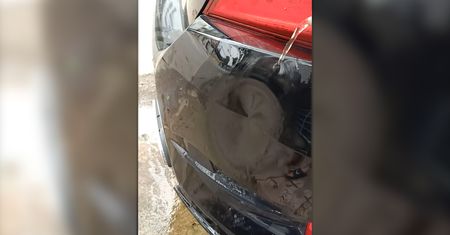Usunął wgniecenie w karoserii auta. Prosty trik dla każdego