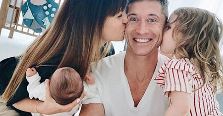 Anna Lewandowska na spacerze z dwoma wózkami. Ma moc!