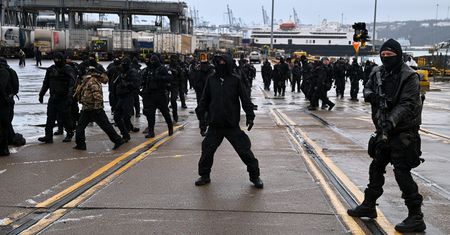 Setki zamaskowanych mężczyzn sparaliżowały Dover! Zablokowali port i krzyczeli "Stop the boats"