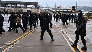Setki zamaskowanych mężczyzn sparaliżowały Dover! Zablokowali port i krzyczeli "Stop the boats"