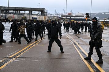 Setki zamaskowanych mężczyzn sparaliżowały Dover! Zablokowali port i krzyczeli "Stop the boats"