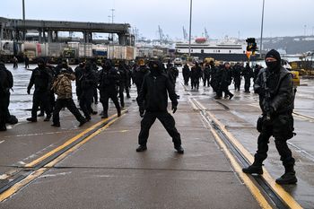 Setki zamaskowanych mężczyzn sparaliżowały Dover! Zablokowali port i krzyczeli "Stop the boats"