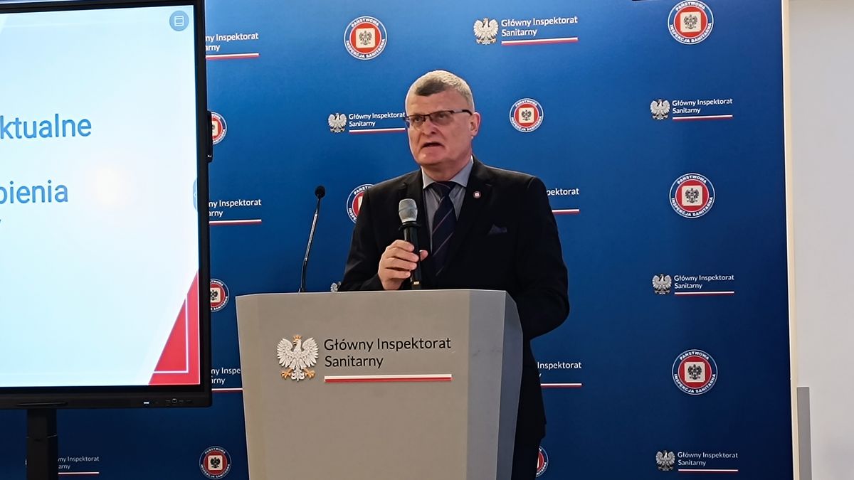 dr. n. med. Paweł Grzesiowski podczas briefingu