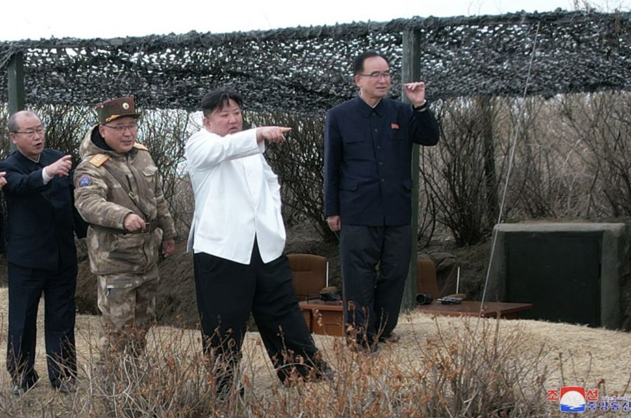 Kolejna próba militarna Kim Dzong Una. Przywódca uwielbia fotografować się w trakcie takich zdarzeń