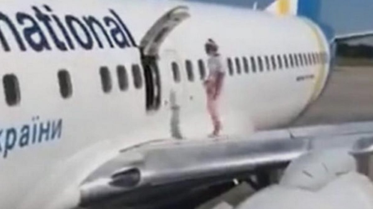 Kobieta wyszła drzwiami awaryjnymi, bo było jej za gorąco.