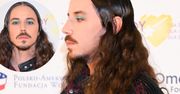 Michał Szpak w fantazyjnym płaszczu. Spójrzcie na jego nogi!