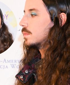 Michał Szpak w fantazyjnym płaszczu. Spójrzcie na jego nogi!