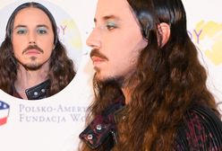 Michał Szpak w fantazyjnym płaszczu. Spójrzcie na jego nogi!