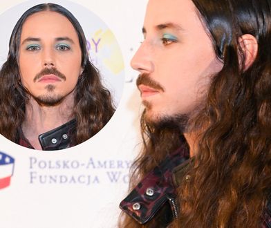 Michał Szpak w fantazyjnym płaszczu. Spójrzcie na jego nogi!