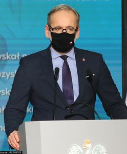 Obostrzenia przedłużone. Otwarte galerie handlowe i muzea. Konferencja ministra Adama Niedzielskiego