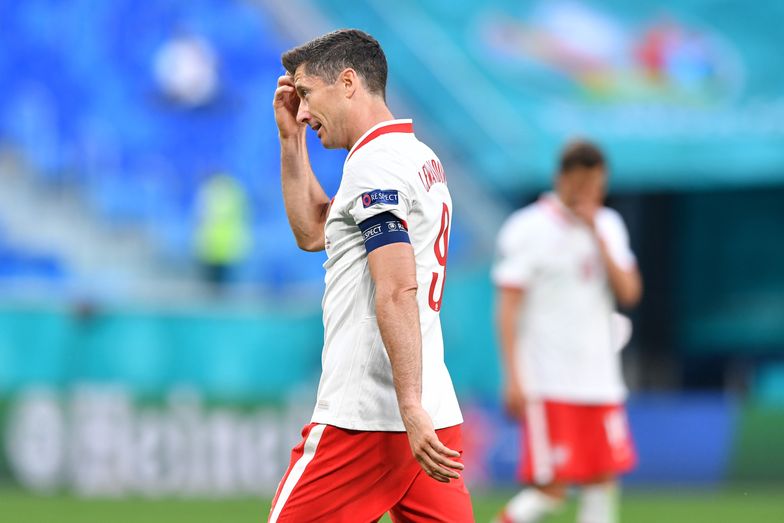 Sankt Petersburg, Rosja, 14.06.2021. Piłkarskie mistrzostwa Europy - Euro 2020. Polak Robert Lewandowski po końcowym gwizdku w meczu grupy E piłkarskich mistrzostw Europy ze Słowacją na Gazprom Arenie w Sankt Petersburgu, 14 bm. (js) PAP/Adam Warżawa