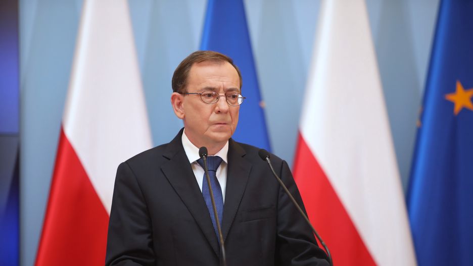 Warszawa, 31.08.2021. Minister spraw wewnętrznych i administracji Mariusz Kamiński podczas konferencji prasowej w Warszawie, 31 bm. Rada Ministrów postanowiła wystąpić do prezydenta o wprowadzenie stanu wyjątkowego na okres 30 dni w przygranicznym pasie, czyli na części województwa podlaskiego i lubelskiego. (amb) PAP/Wojciech Olkuśnik