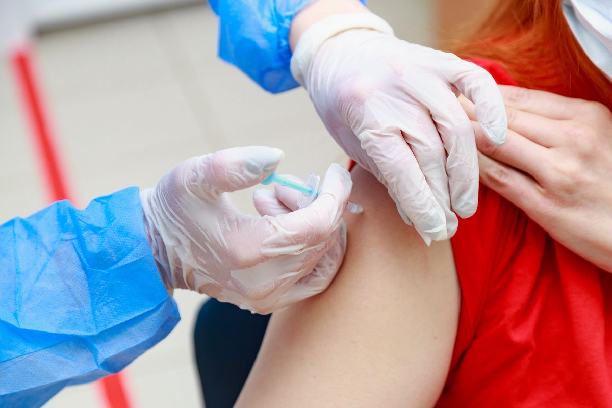 Francja rozważa wprowadzenie czwartki dawki przypominającej szczepienia przeciw COVID-19 / Zdjęcie ilustracyjne 