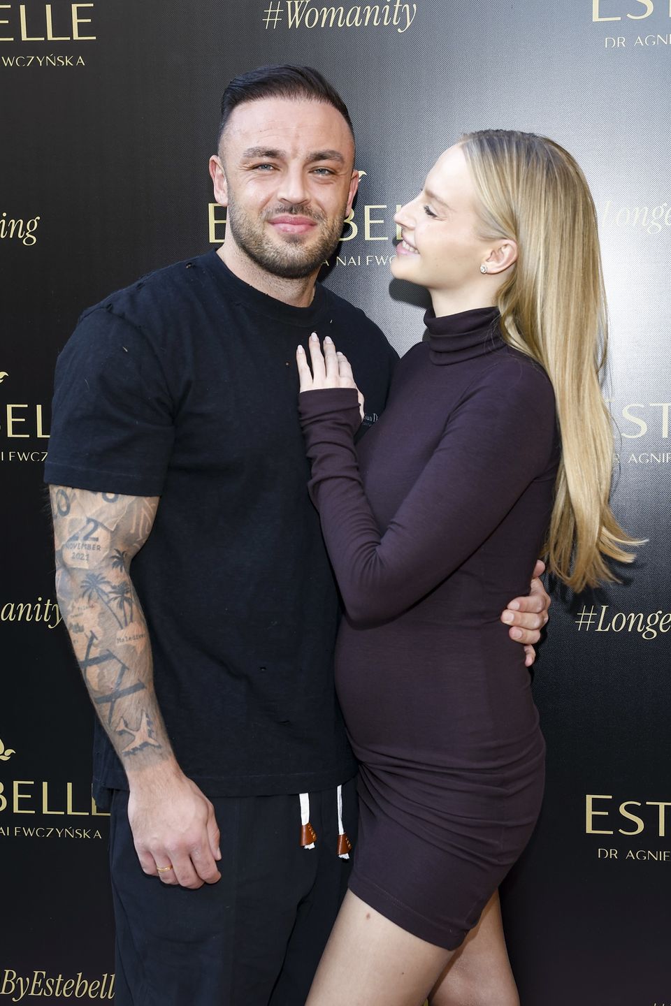 Roger Salla, Karolina Pisarek