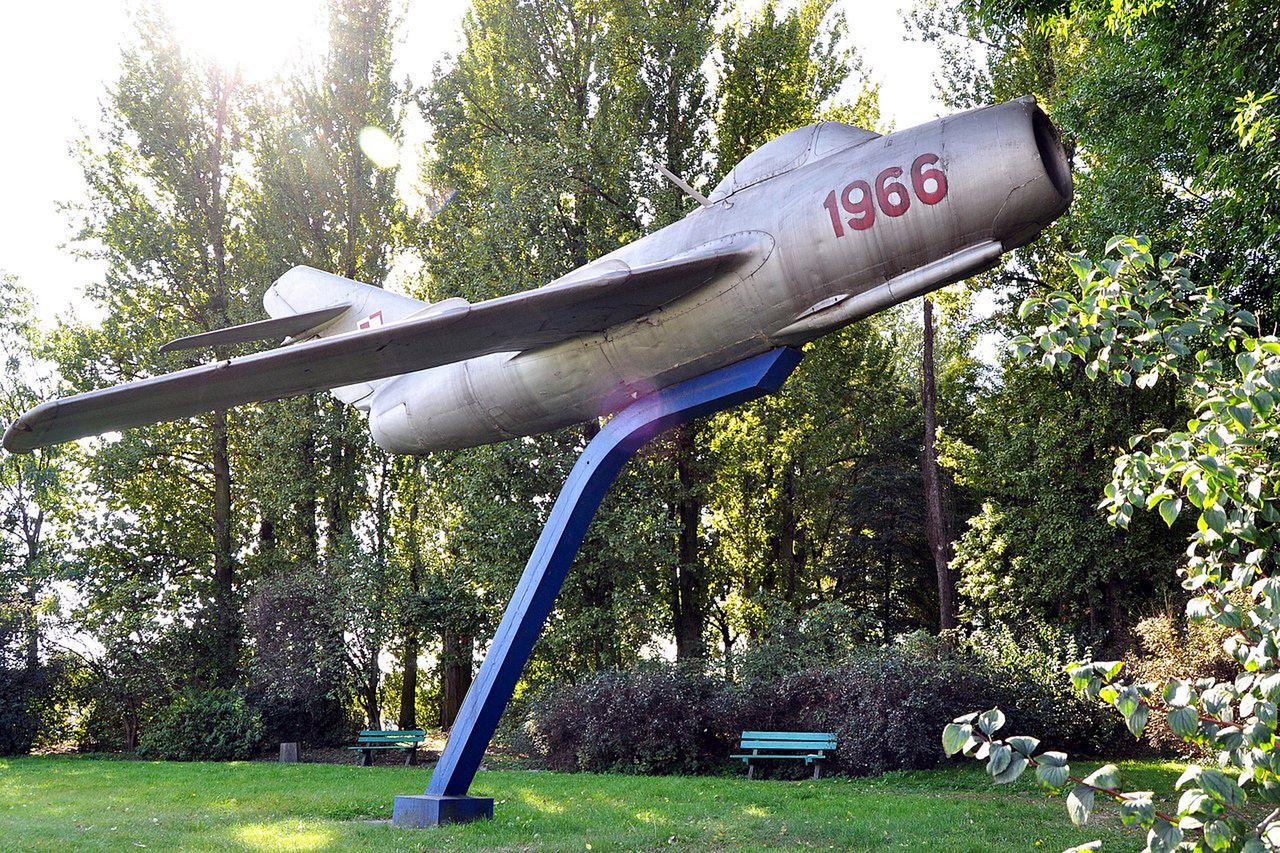 Polski MiG-15 w roli pomnika