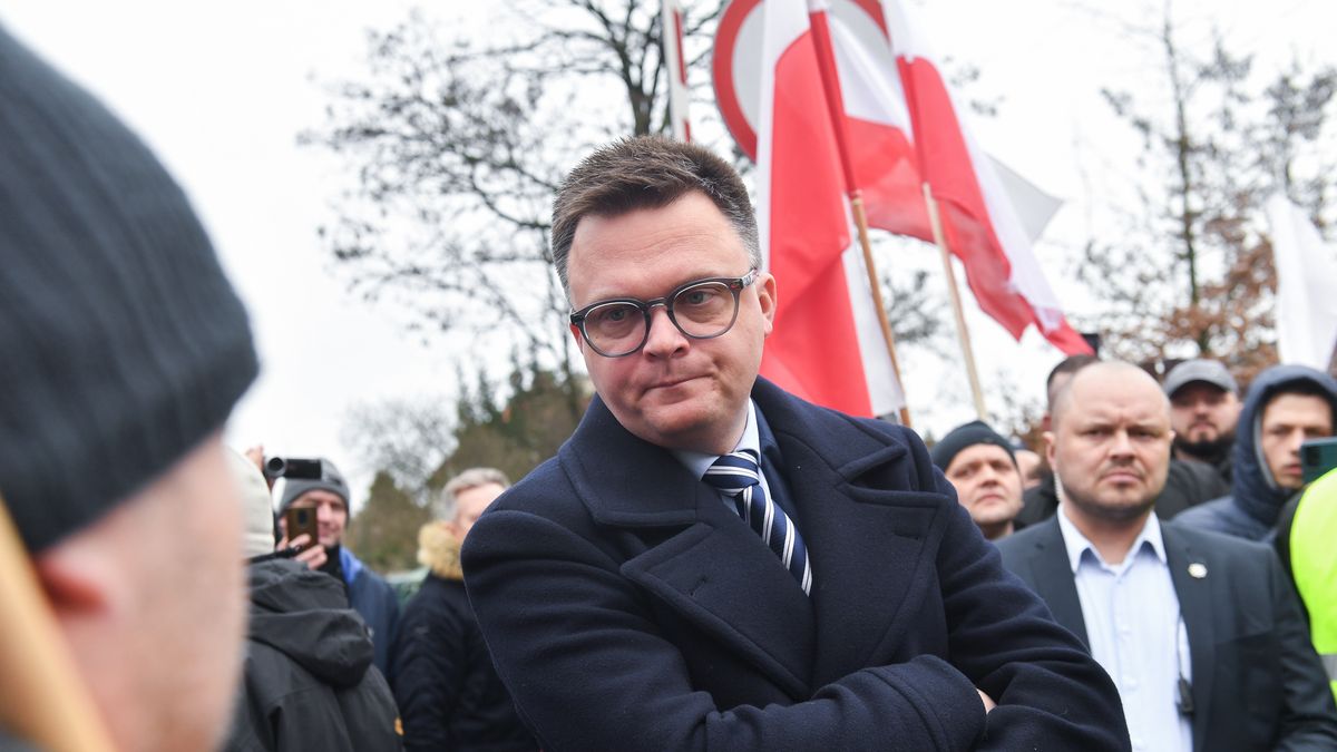 Ciechanów, 23.02.2024. Marszałek Sejmu Szymon Hołownia (C) rozmawia z rolnikami zgromadzonymi przed I Liceum Ogólnokształcącym im. Zygmunta Krasińskiego w Ciechanowie, w którym ma spotkać się z uczniami w ramach lekcji obywatelskiej, 23 bm. (mr) PAP/Piotr Nowak