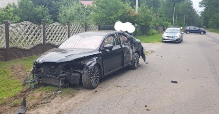 Działacz PiS rozbił auto żony. Miał sądowy zakaz prowadzenia pojazdów