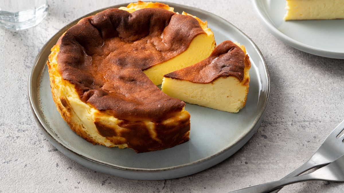Jest obłędnie kremowy i pyszny. Sernik baskijski bije na głowę wszystkie inne, a robi się w godzinę