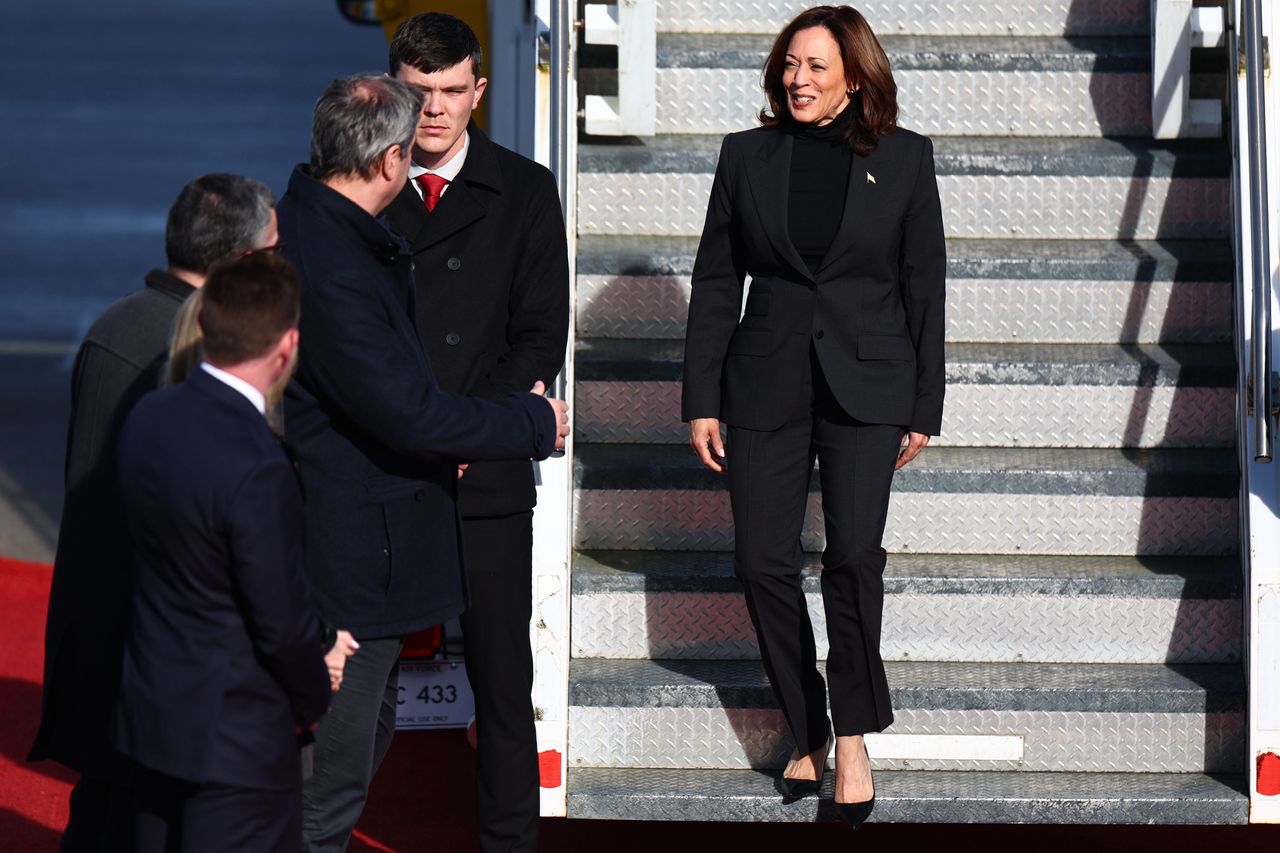 Bavarian Premier Markus Soeder (L) welcomes US Vice President Kamala Harris (R) at the Munich International Airport who arrived to attend the 60th Munich Security Conference (MSC) in Munich, Germany, 15 February 2024. More than 500 high-level international decision-makers meet at the 60th Munich Security Conference in Munich during their annual meeting from 16 to 18 February 2024 to discuss global security issues. EPA/ANNA SZILAGYI Dostawca: PAP/EPA.