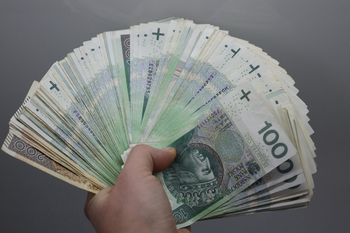 Opole Lubelskie: Znaleziono znaczną kwotę pieniędzy. Policja poszukuje właściciela gotówki