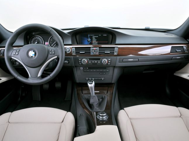 Skromny, ale często dobrze wyposażony kokpit BMW Serii 3 (E90)