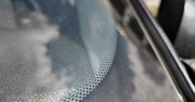 Czarne kropki na szybie auta. Prawie nikt nie wie, do czego służą