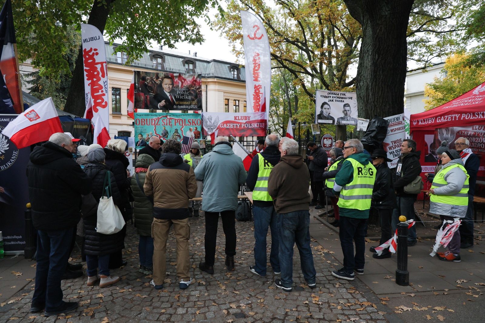 Pod TK zbierają się ludzie. Protest po ślubowaniu Berka [NA ŻYWO]