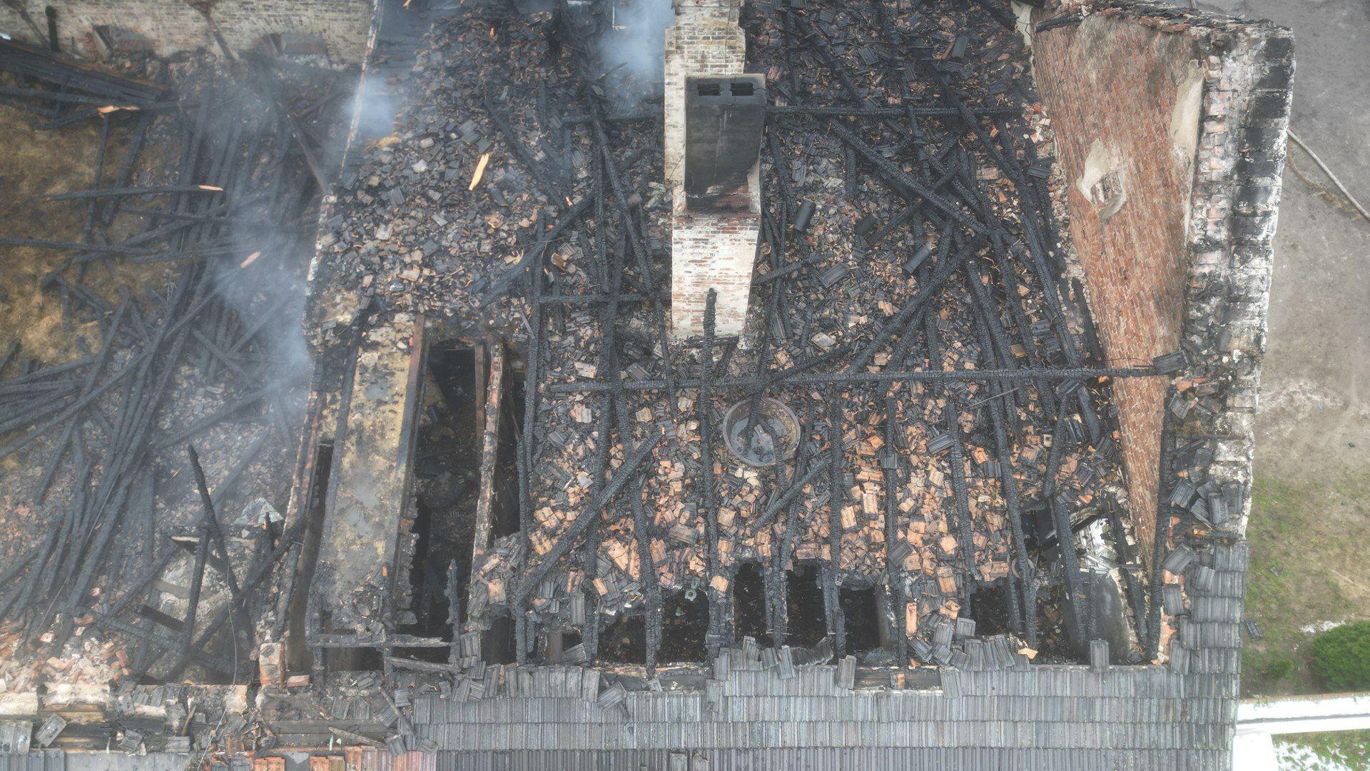 Straty po pożarze w Stadninie Koni w Mosznej są ogromne.