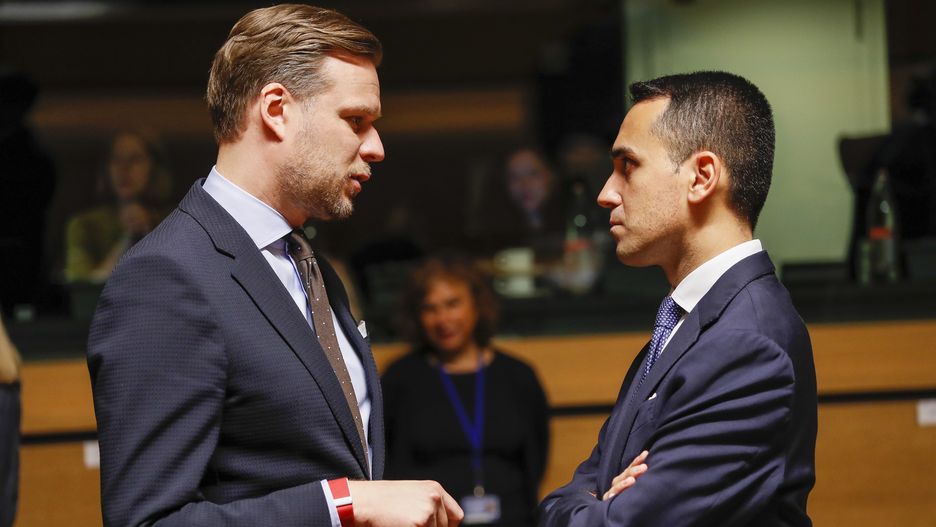 Lithuanian Foreign Minister Gabrielius Landsbergis (L) and Italian Foreign Minister Luigi Di Maio (R) chat at the start of the Foreign Affairs Council in Luxembourg, 20 June 2022. The Council will discuss the latest developments in the Horn of Africa, EU relations with Egypt, and will exchange views on Russia's invasion of Ukraine. EPA/JULIEN WARNAND Dostawca: PAP/EPA.