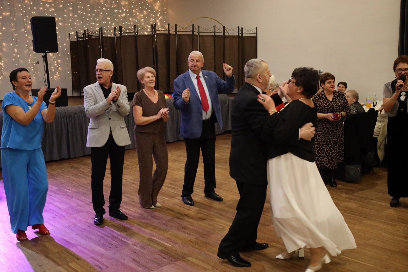 Kole nr 7 Polskiego Związku Emerytów, Rencistów i Inwalidów w Pleszewie zorganizowało w czwartek, 20 listopada tradycyjną zabawę taneczną, która przypominała bardziej finał &#34;Tańca z Gwiazdami&#34; niż imprezę seniorów.