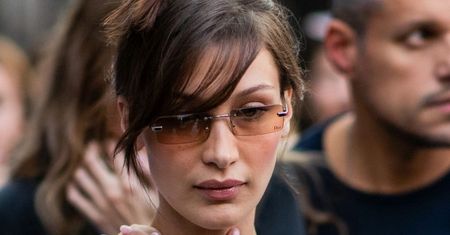 Bella Hadid podzieliła się "traumą" sprzed lat: nie mogła mieć drogich louboutinów... "Moja mama mi nie pozwalała"