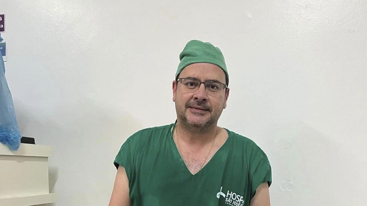 Dr Glaucio Boecha wraz z innymi lekarzami usunął z brzucha pacjentki gigantycznego guza