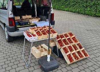 Stanął z truskawkami pod Biedronką. Wystarczyło pół godziny