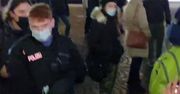 Policjanci dbają o dystans społeczny. Wideo obiegło sieć. Hit